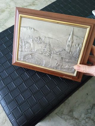 Soprammobile portaoggetti con bassorilievo