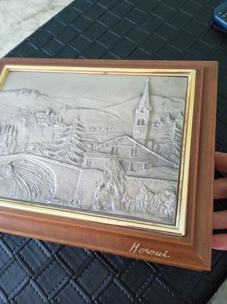 Soprammobile portaoggetti con bassorilievo