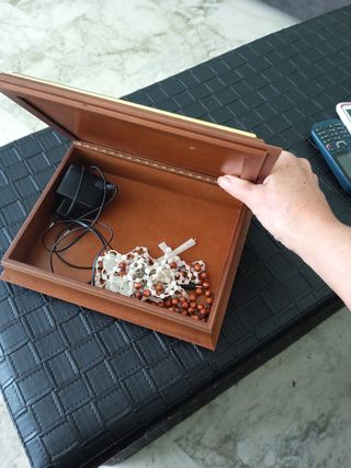 Soprammobile portaoggetti con bassorilievo