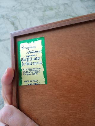 Soprammobile portaoggetti con bassorilievo