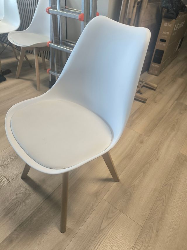 4 Sillas blanca moderna.
20 cada una 