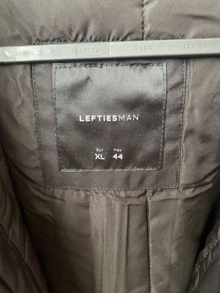 Chaqueta con capucha negra Talla XL
NUEVA