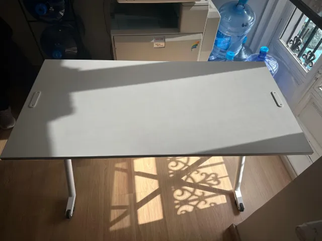 Mesa plegable blanca con ruedas