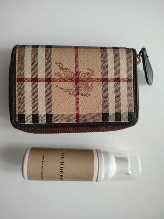 Cartera Burberry y limpiador original