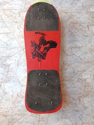 Monopatín rojo con diseño de patinador
