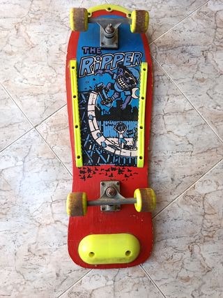 Monopatín rojo con diseño de patinador