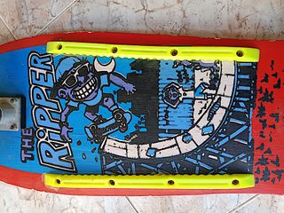 Monopatín rojo con diseño de patinador