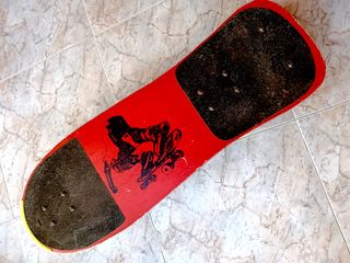 Monopatín rojo con diseño de patinador