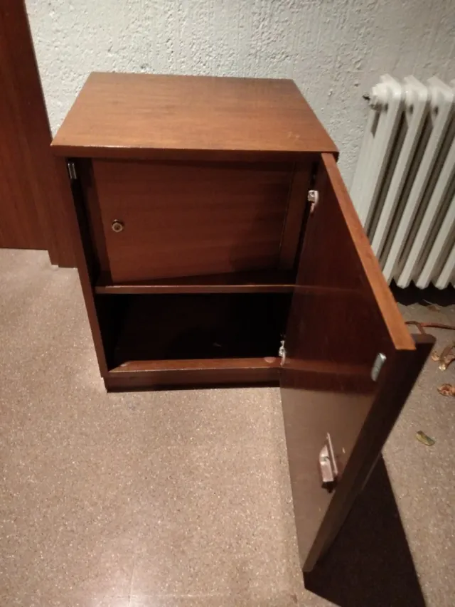 Mesa auxiliar de madera marrón