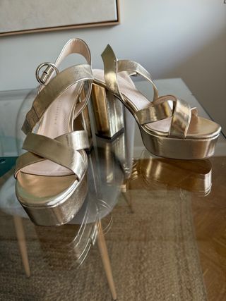 Sandalias tacón Zara doradas