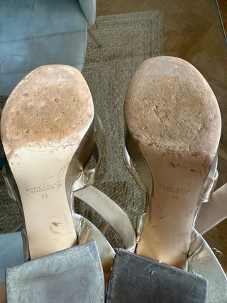 Sandalias tacón Zara doradas