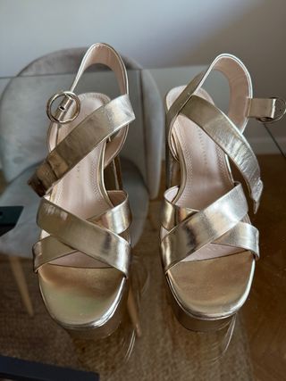 Sandalias tacón Zara doradas
