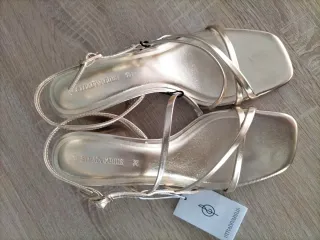 Sandalias Stradivarius doradas talla 39