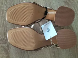Sandalias Stradivarius doradas talla 39