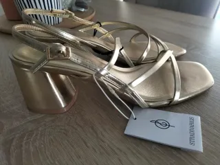 Sandalias Stradivarius doradas talla 39