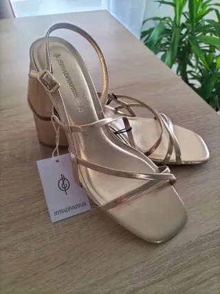 Sandalias Stradivarius doradas talla 39