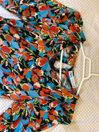 Vestido floral ajustado Zara