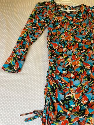 Vestido floral ajustado Zara