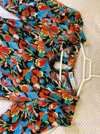Vestido floral ajustado Zara