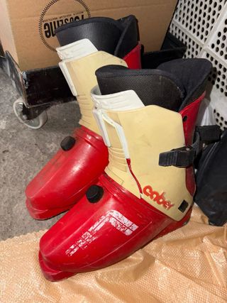 Botas de esquí rojas y beige