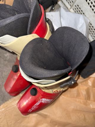 Botas de esquí rojas y beige