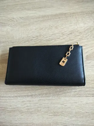 Cartera negra mujer con detalle dorado