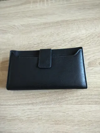 Cartera negra mujer con detalle dorado