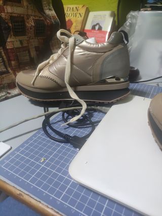Zapatos Gioseppo Beige y Dorado con Cordones