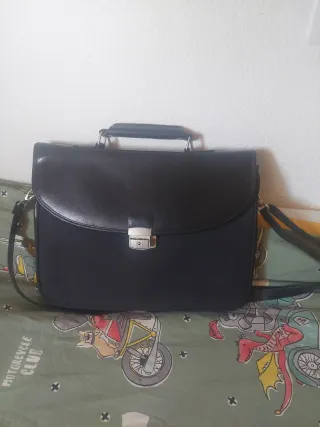 Maletín negro para documentos sin marca