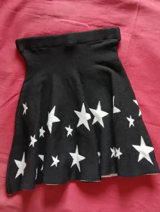 Minifalda negra con estrellas blancas. 