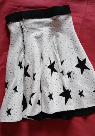 Minifalda negra con estrellas blancas. 