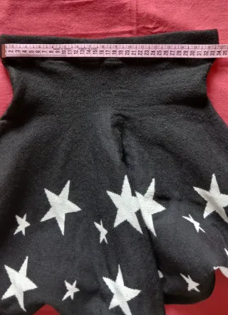 Minifalda negra con estrellas blancas. 