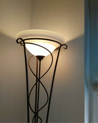 Lámpara de pie forja marrón y cristal