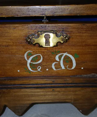 Caja antigua tipo baúl con cerradura hermetica