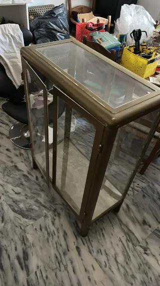 Vitrina Fabrikor Cristal y Metal dorada