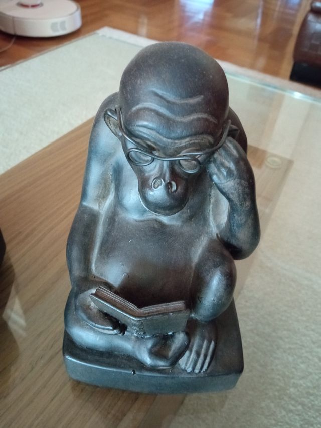 Figuras de monos leyendo (2 unidades)