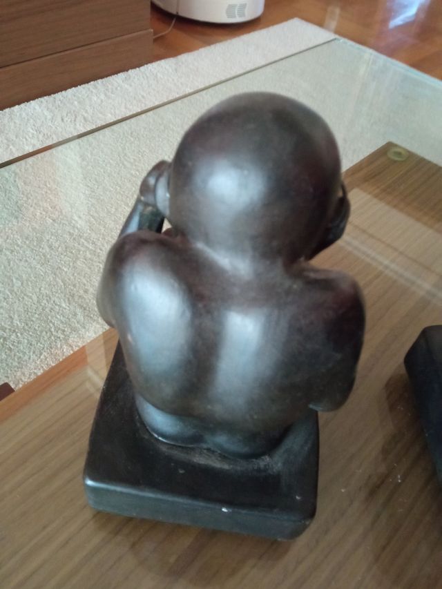 Figuras de monos leyendo (2 unidades)