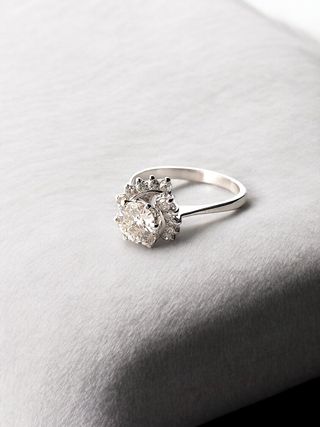 Sortija oro blanco rosetón brillantes