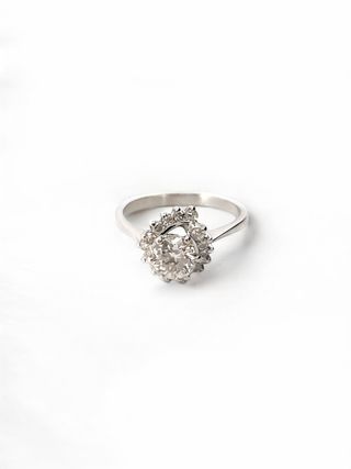 Sortija oro blanco rosetón brillantes