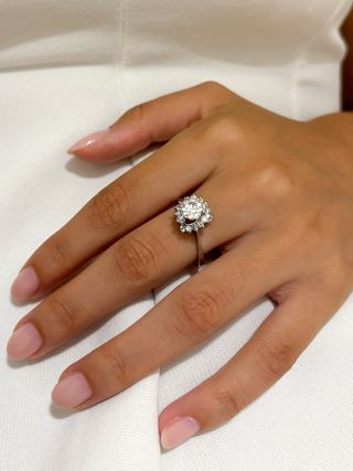 Sortija oro blanco rosetón brillantes