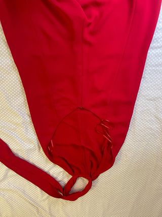 Mono rojo elegante con lazada al cuello