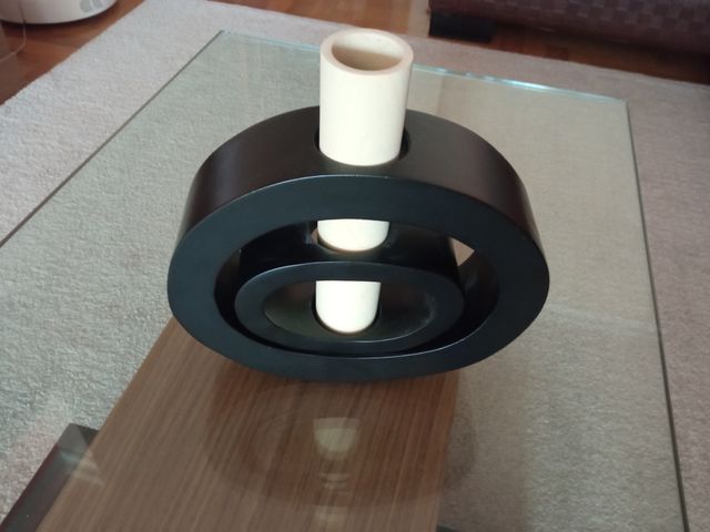 Figura decorativa beige y negra