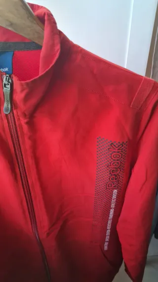 Chaqueta cortavientos Reebok roja