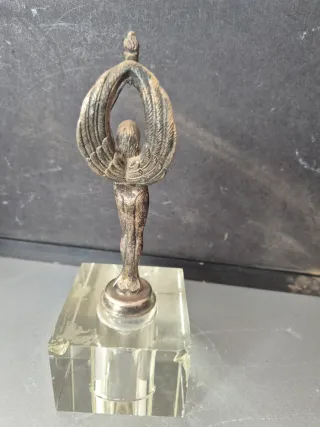 Antigua figura metal diosa alada coche