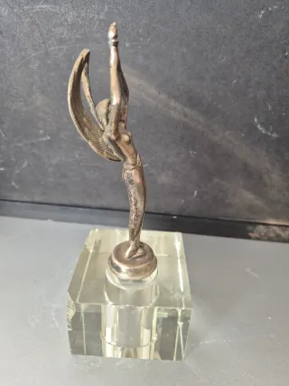 Antigua figura metal diosa alada coche