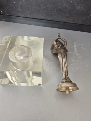 Antigua figura metal diosa alada coche