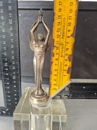 Antigua figura metal diosa alada coche