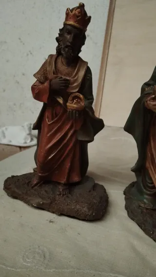 Lote 2 Reyes Marmolina Hueca Pintados 25cm