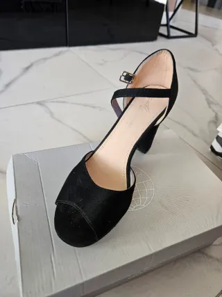 Scarpe eleganti nere con tacco