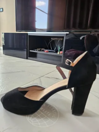 Scarpe eleganti nere con tacco